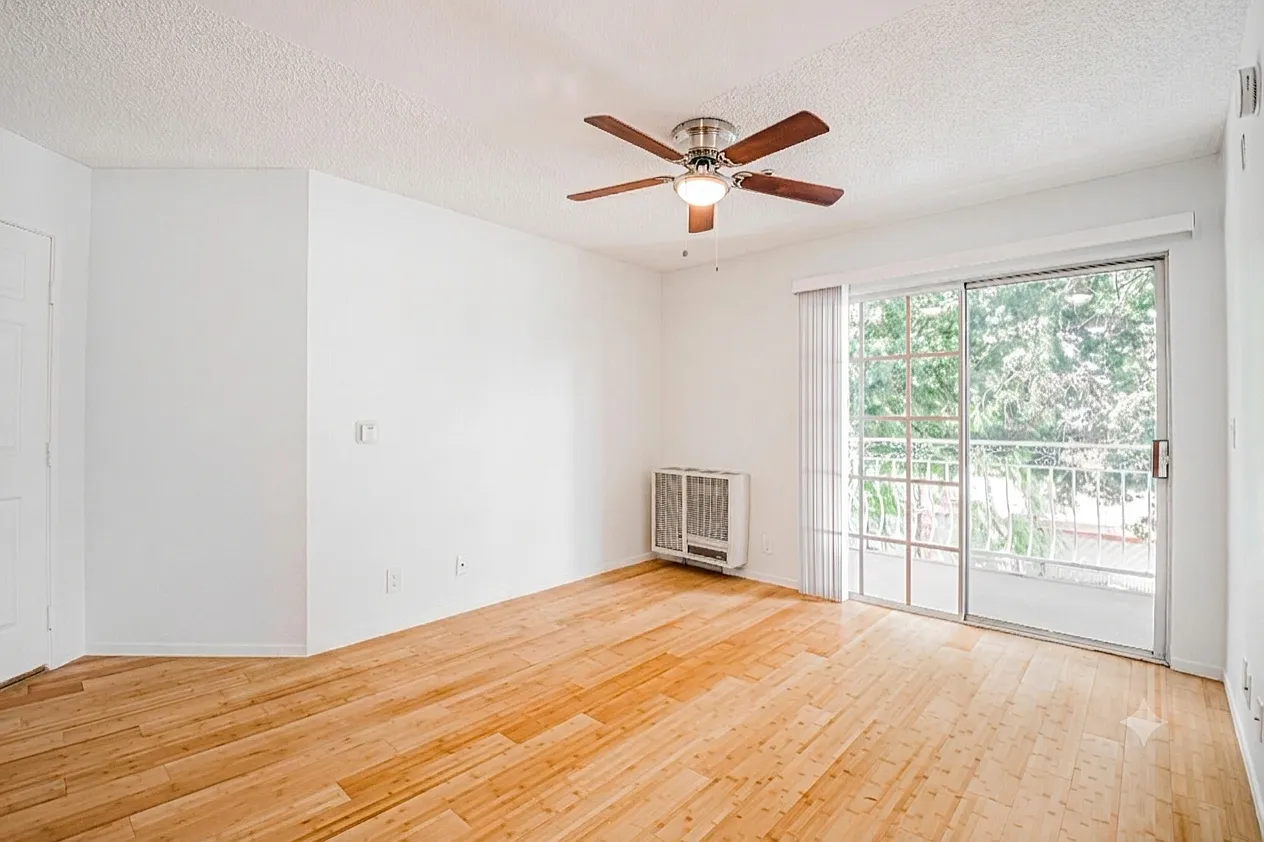 1 bed, 350 sqft, $1,706 — Photo 2