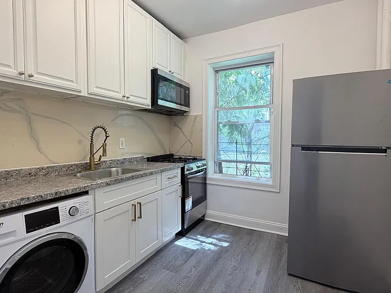 11 Gifford Ave #13E — Photo 2