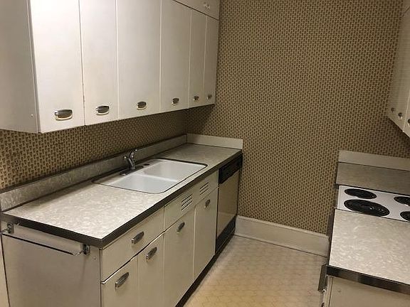 Kitchen, pic 2 of 3