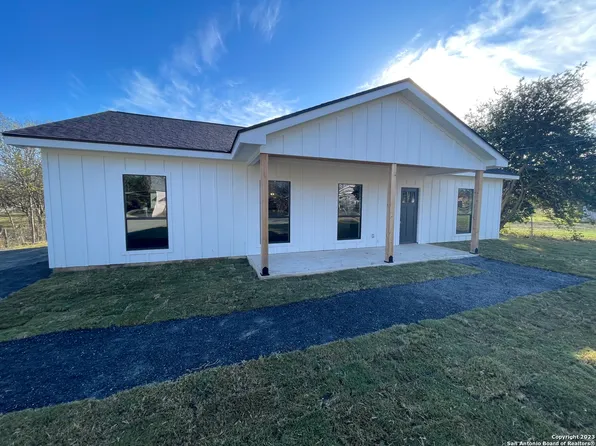 1111 Avenue K, Hondo, TX 78861