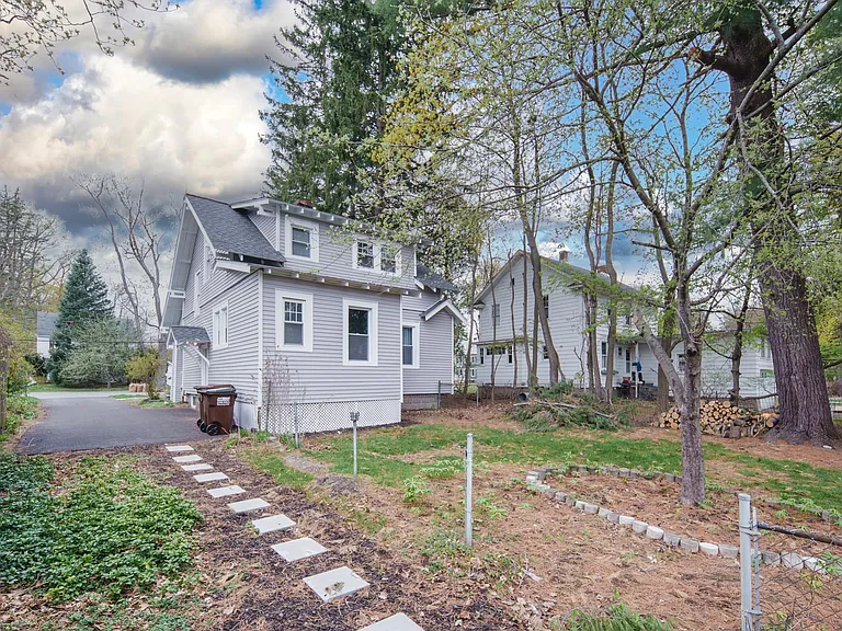 10 Glendale Ave — Photo 34