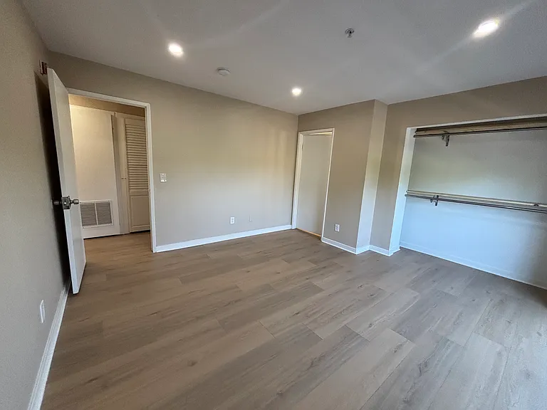 6924 Vesper Ave — Photo 10