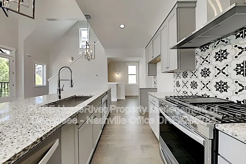 3 bed, 3.5 bath, 1945 sqft, $2,975 — Photo 4