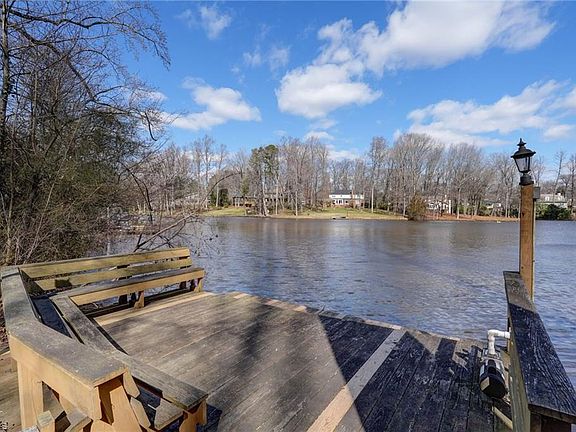 4th image of 202 Kemp Rd W