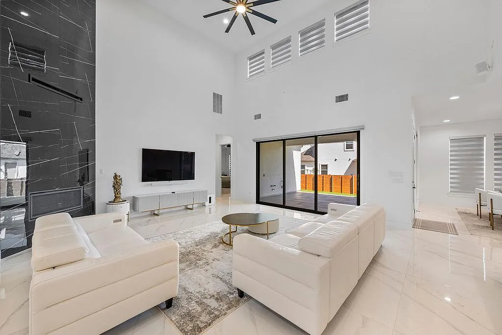5 bed, 5.5 bath, 4871 sqft, $4,800 — Photo 4