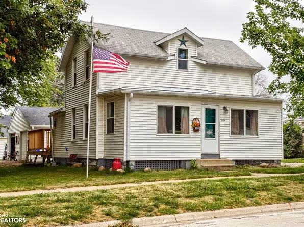 409 3rd St SW, State Center, IA 50247