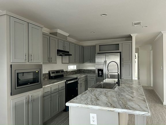 3rd image of 13128 Lemon Ave