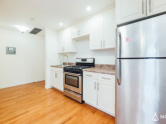 3rd image of 261 Evergreen Ave #3Z