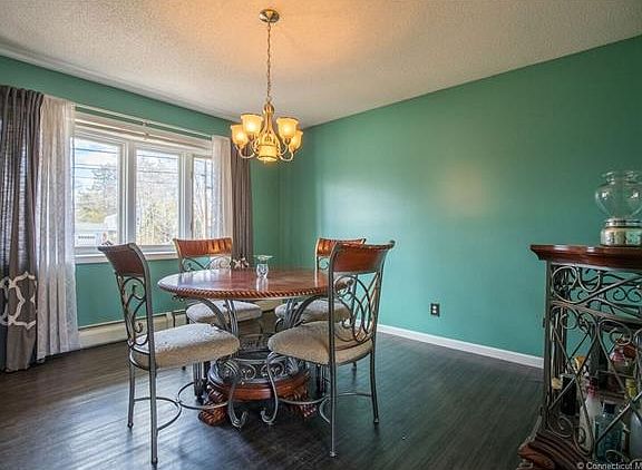 The dining room can be ente...
