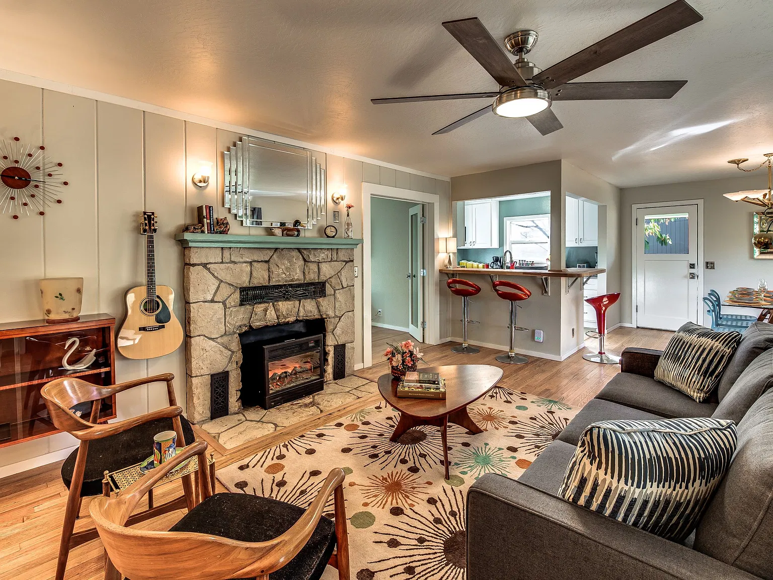 3 bed, 1.5 bath, 1600 sqft, $2,200 — Photo 3