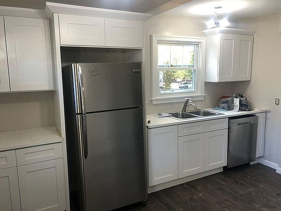 2nd image of 585 Glendora Ave
