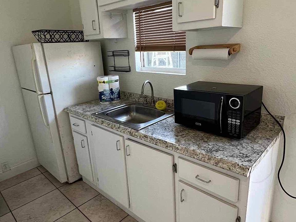 1st image of 712 Lakewood Ave #B