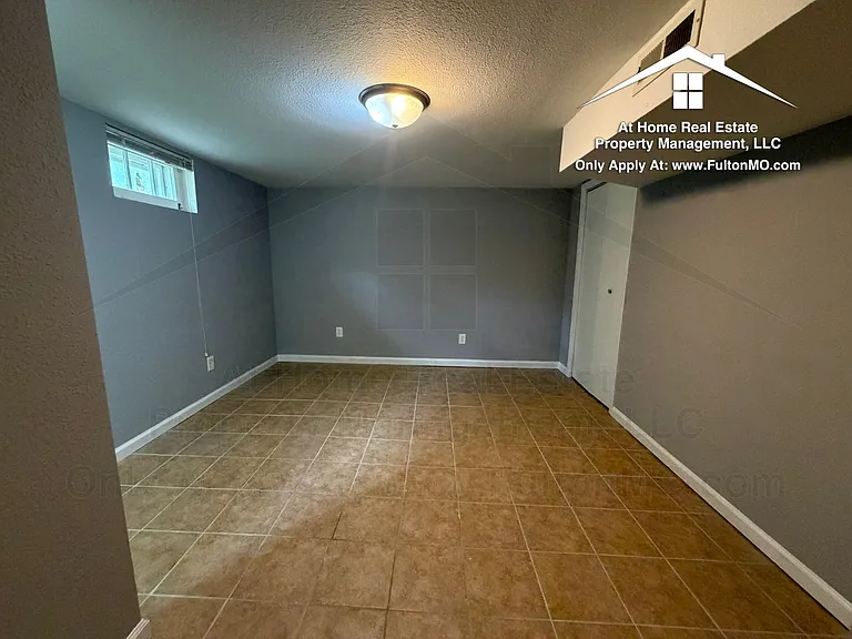217 W 6th St — Photo 30