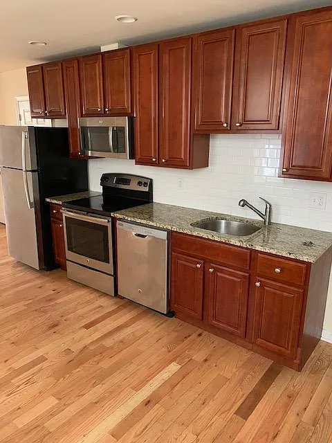 2 bed, 800 sqft, $1,900 — Photo 3