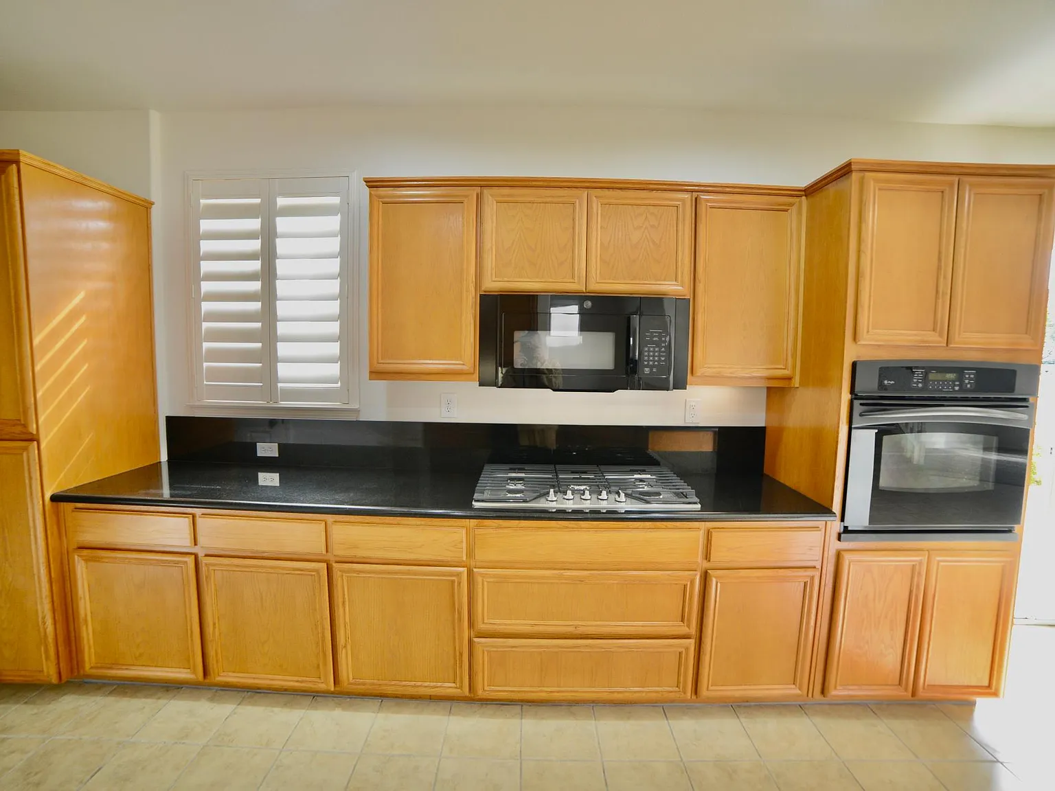 5 bed, 3.5 bath, 2410 sqft, $4,850 — Photo 3