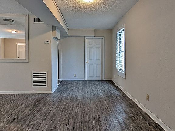 4th image of 2054 Broadway Ave
