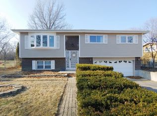 902 N Fischer Dr, Addison, IL 60101