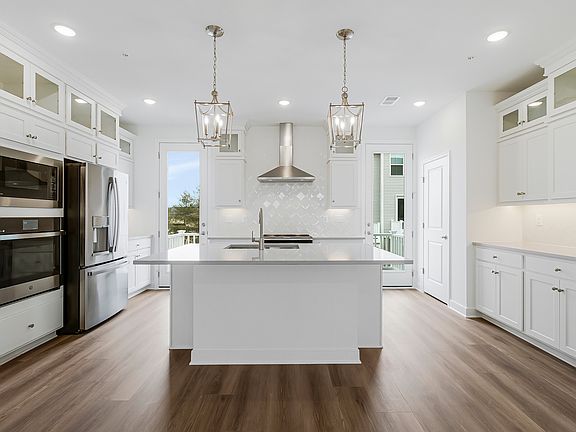 Kitchen with vast island pendant lights