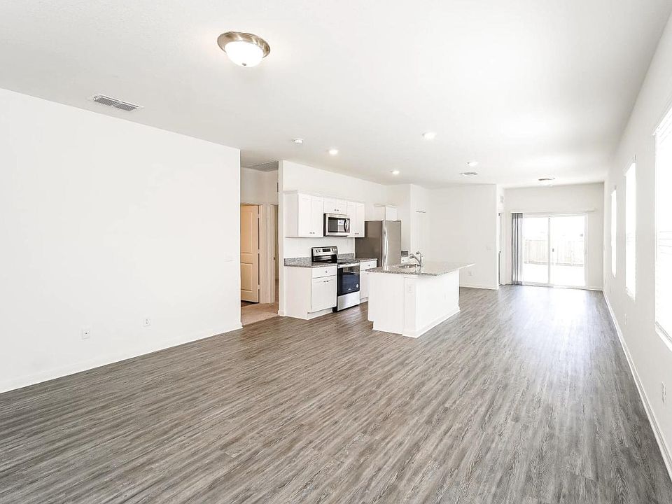 1st image of 215 Bracken Ln