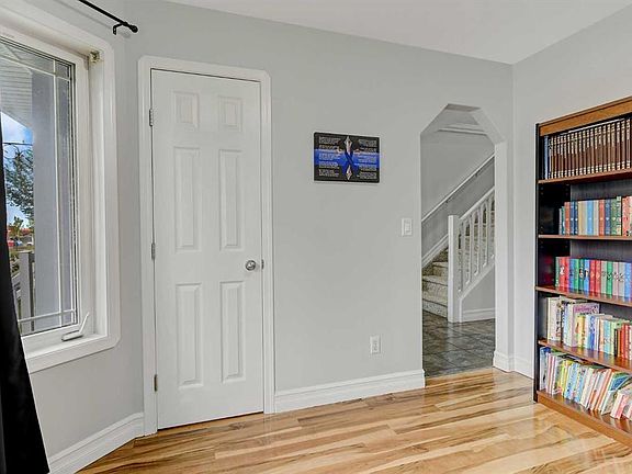 3rd image of 18 E Pinnacle St