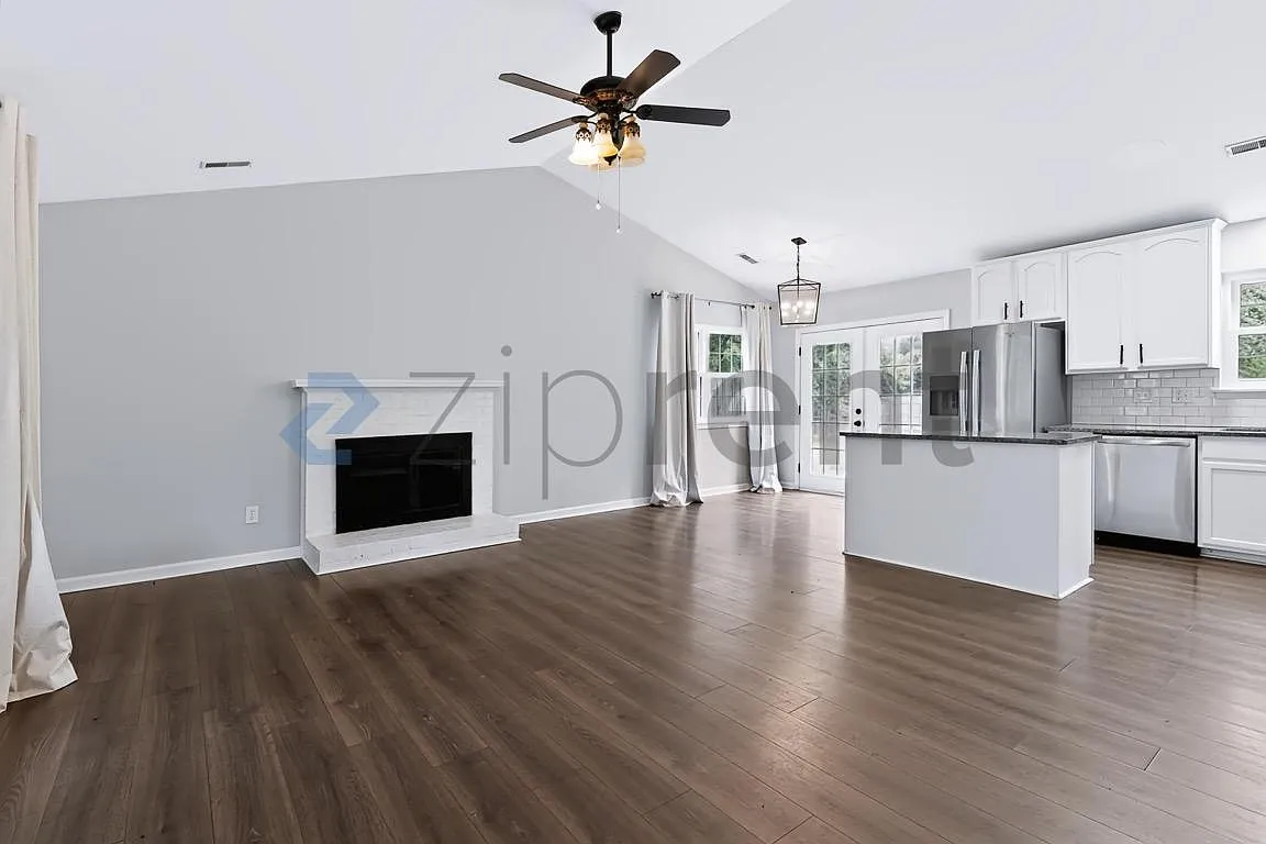 2 bed, 919 sqft, $1,800 — Photo 2