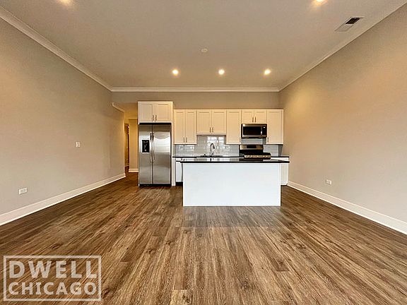 4th image of 927 W Irving Park #102