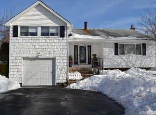 11 Jonquill Ln, Kings Park, NY 11754