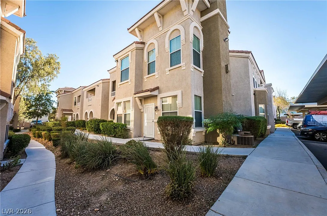 2 bed, 2.0 bath, 1062 sqft, $1,495 — Photo 2