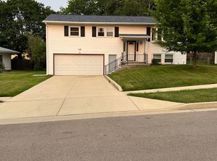 1323 Empire Ct, Freeport, IL 61032