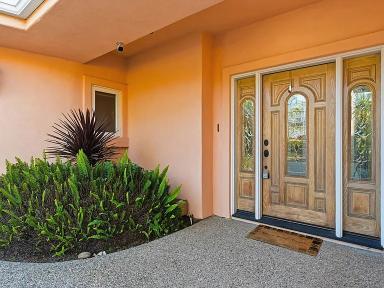 996 Valencia Ave — Photo 2