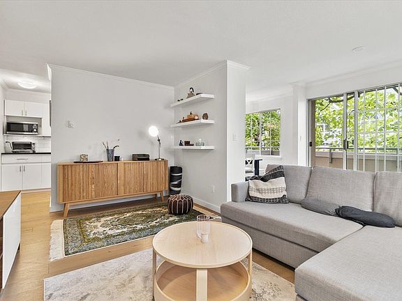 3rd image of 825 W 15th Ave #202