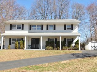 10 Lilac Ln, Garnerville, NY 10923