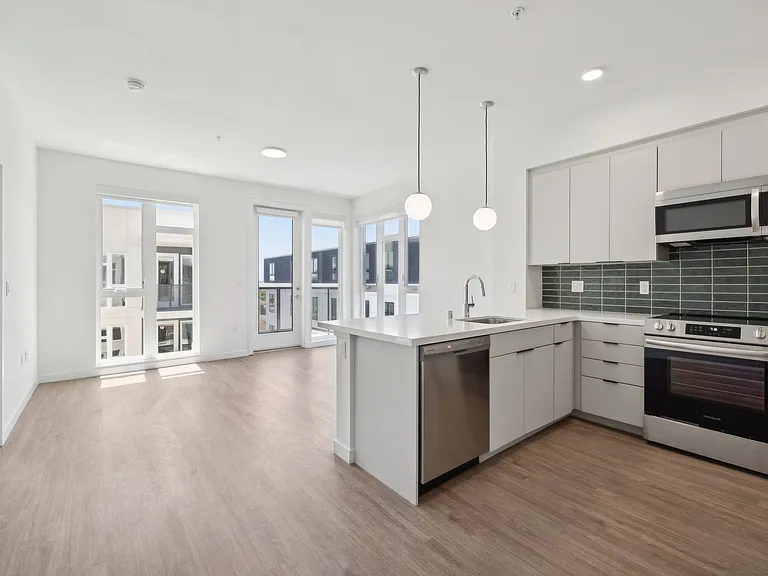 815 S Kingsley Dr — Photo 1