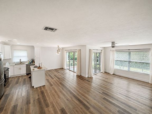 4th image of 365 Carnaby Ct