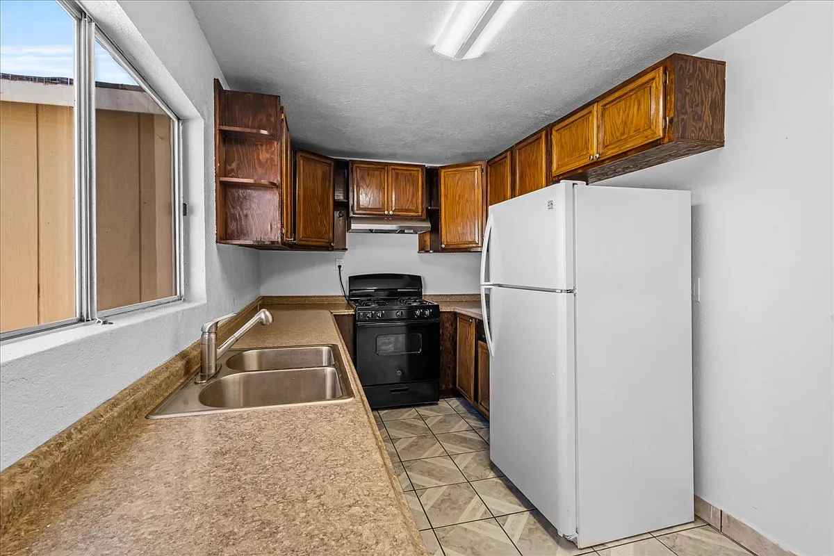 3 bed, 1014 sqft, $3,150 — Photo 3