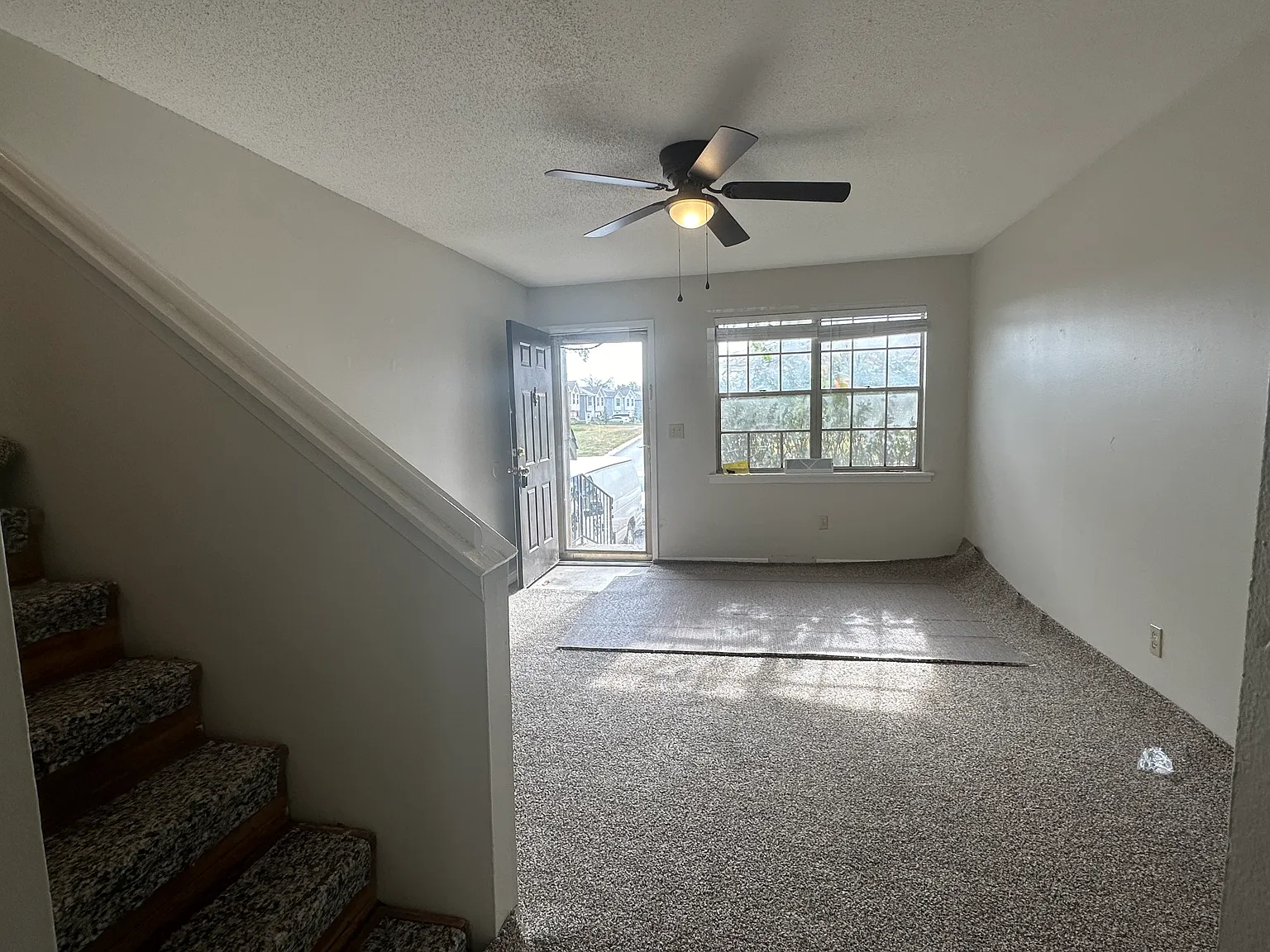 3 bed, $1,300 — Photo 2