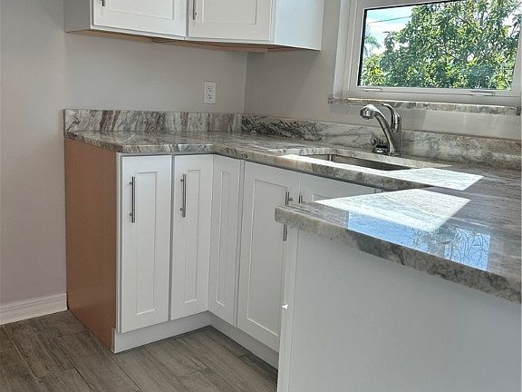 4th image of 1764 Oakley Ave