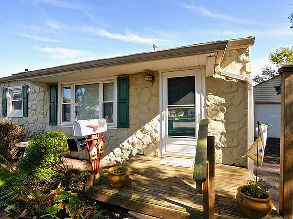 3rd image of 459 Douglas Ct