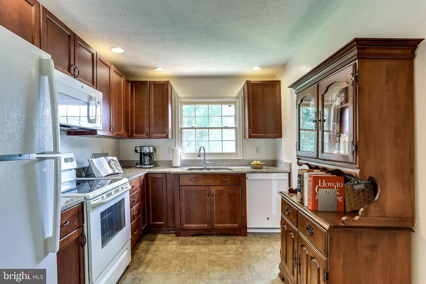 4 bed, 1877 sqft, $3,100 — Photo 2
