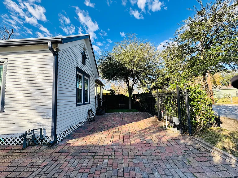 3913 Moore St — Photo 5