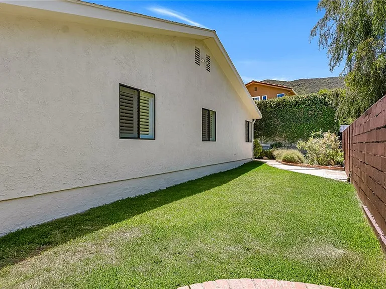 221 Acacia Ln — Photo 36