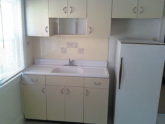3rd image of 1524 Winton Ave