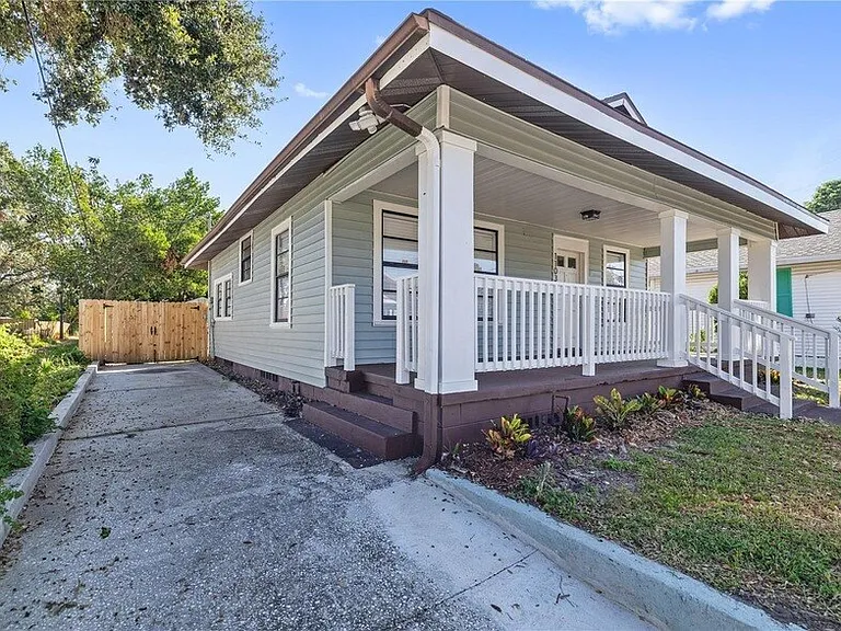1103 N Willow Ave — Photo 2