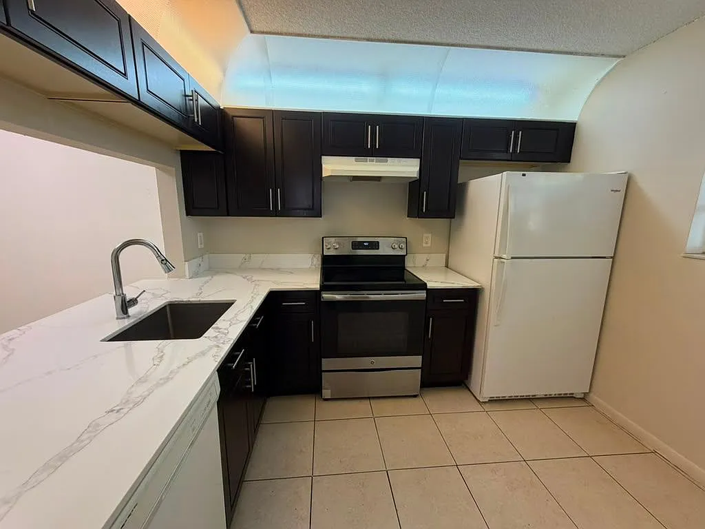 2 bed, 2.0 bath, 914 sqft, $2,175 — Photo 3