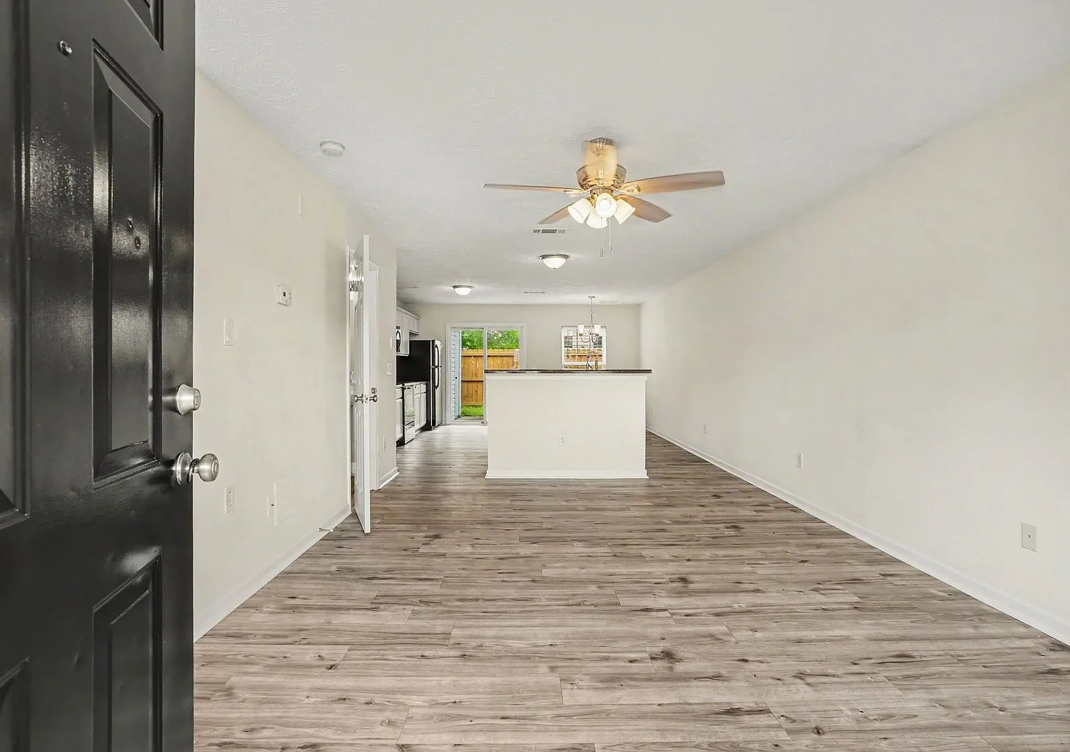 Great 2 Bedroom 2 1/2 Bath Townhouse in Smyrna! — Photo 3