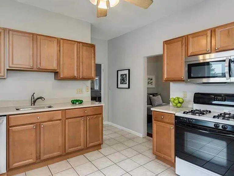 489 Green St #4 — Photo 10