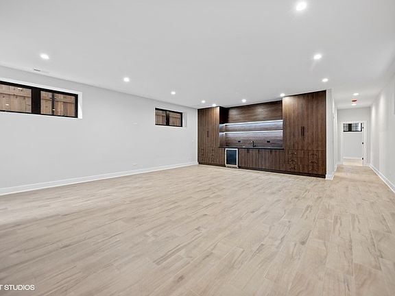 4th image of 3807 N Claremont Ave