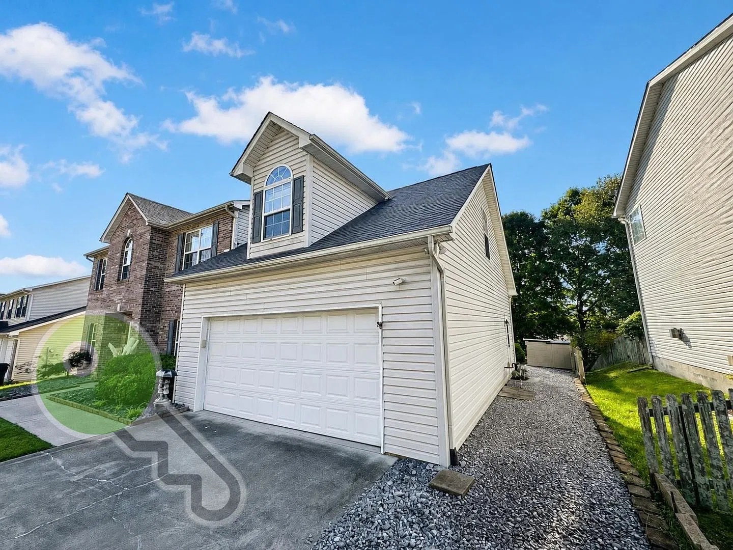 Charming Knoxville Home with Bonus Room, Spacious Yard & Garage — Photo 3