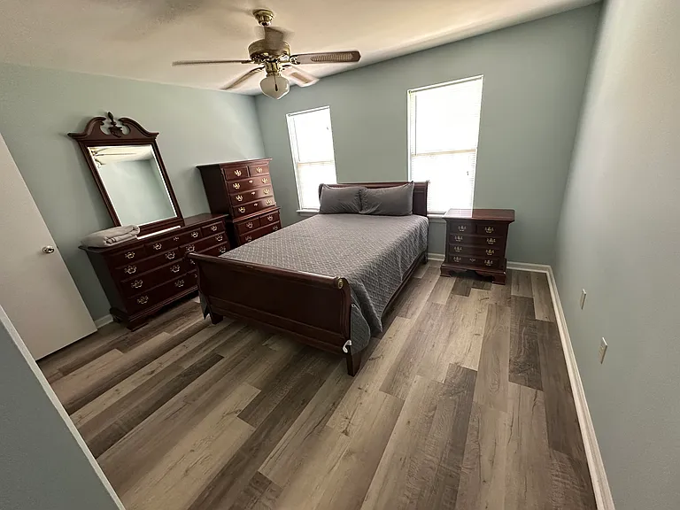 656 Clinton Way W — Photo 2