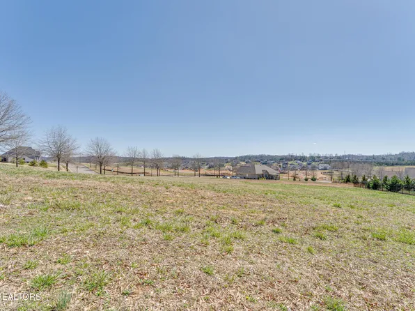 101 Mistletoeberry Rd, Oak Ridge, TN 37830